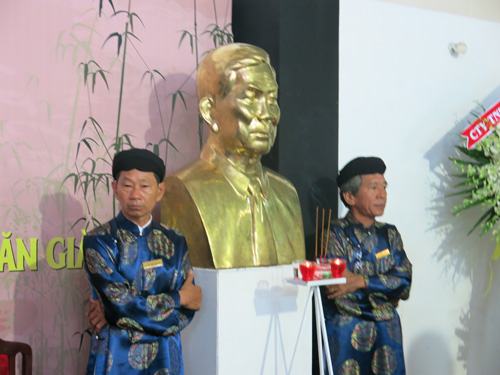 Tượng cố Thủ tướng Võ Văn Kiệt và GS Trần Văn Giàu 