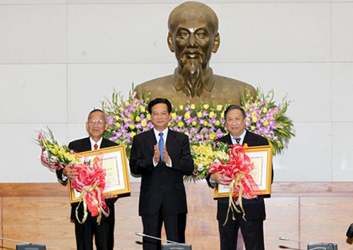 Thủ tướng Nguyễn Tấn Dũng chúc mừng đồng chí Trương Vĩnh Trọng, đồng chí Phạm Gia Khiêm được nhận phần thưởng cao quý của Đảng, Nhà nước và nhân dân trao tặng - Ảnh: VGP/Nhật Bắc