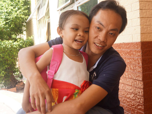 Vụ bé gái 4 tuổi bị hành hạ: Cháu Ngân được xuất viện về sinh sống với cha ruột