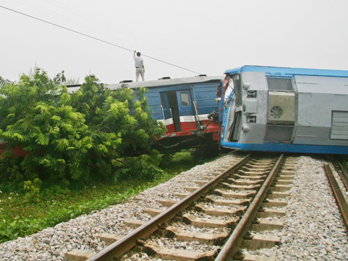 Tàu hỏa liên tục bị cản đường