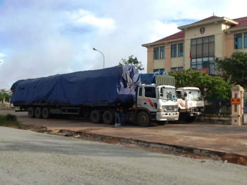 Buộc hạ tải 2 xe chở gần 100 tấn gỗ