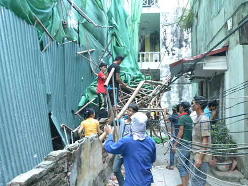 Giàn giáo công trình đổ sập vào nhà dân