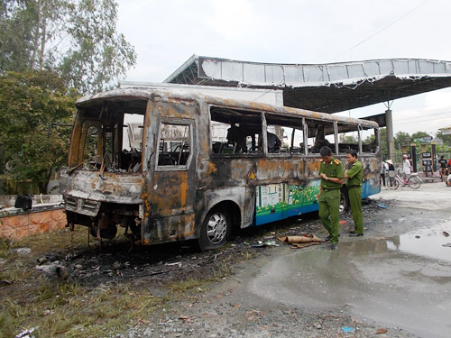 Vĩnh Long: Cháy xe buýt nằm trong cây xăng