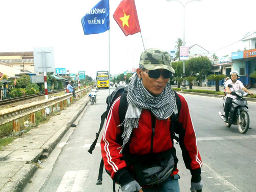 Đi bộ xuyên Việt vì con em ngư dân nghèo