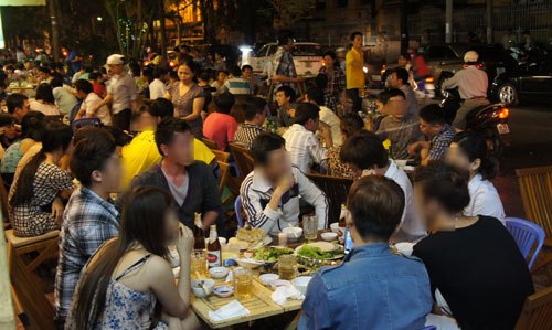 Người Việt chủ yếu tiêu thụ bia ngoài đường, ở quán nhậu, ở vỉa hè và tập trung trong một số nhóm người nhất định