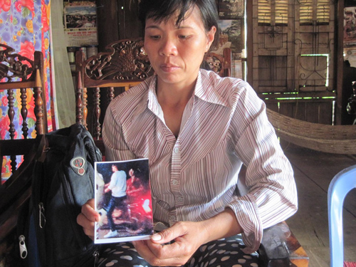 Chị Nguyễn Thị Nởi (mẹ Vân Ánh) và tấm ảnh người đàn ông được cho là Đỗ Văn Khanh đang chở Vân Ánh đi cùng