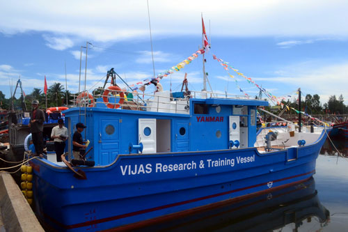 Ngư dân Quảng Ngãi tiếp cận tàu cá vỏ composite   