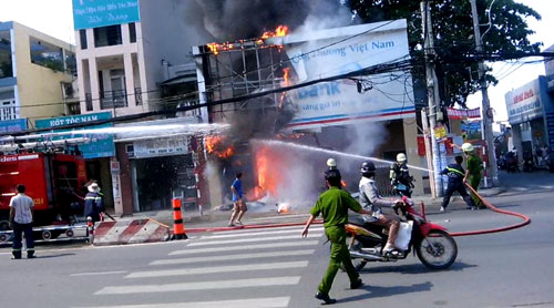 Phòng giao dịch ngân hàng ViettinBank bốc cháy, ít nhất 8 xe máy bị thiêu rụi 3