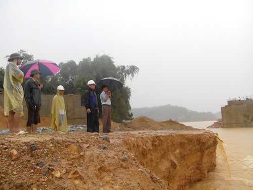 Mưa lớn làm sập cầu tạm, hàng ngàn hộ dân ở Hà Tĩnh bị chia cắt 2