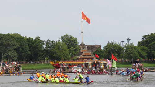 Tưng bừng lễ hội đua thuyền rồng trên sông Hương 2