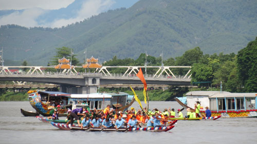 Tưng bừng lễ hội đua thuyền rồng trên sông Hương 4