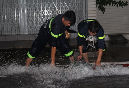 TP.HCM: Nước dâng cao nhấn chìm nhiều ô tô, xe máy 3