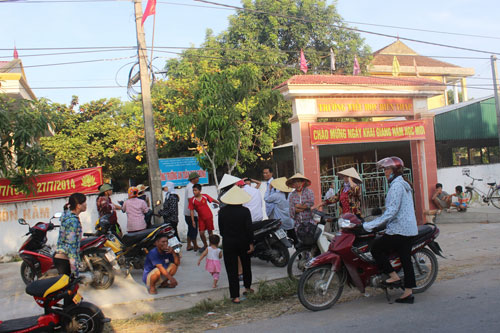Vụ bồn nước sập đè chết hai học sinh: Con gặp nạn khi cha mẹ vẫn còn lao động ở Lào 1