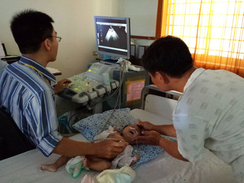 Khám sàng lọc bệnh tim bẩm sinh cho trẻ em nghèo Bình Định 2