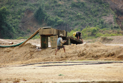 Phạt hàng trăm triệu đồng vì thăm dò vàng trái phép