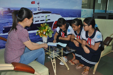 Trao học bổng Nguyễn Thái Bình cho con em kiểm ngư 2