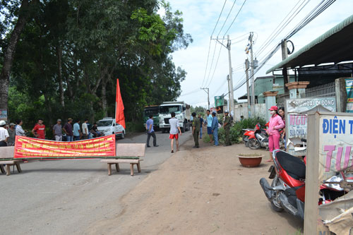 Dân rào đường chặn xe ben chở đá 1