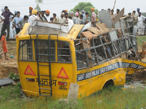 Xe buýt bị lũ cuốn, 70 người mất tích