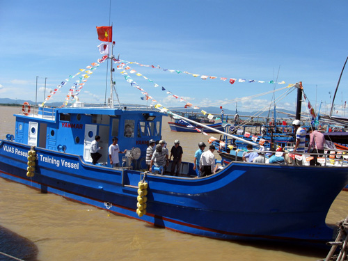 Giới thiệu tàu vỏ composite với ngư dân Phú Yên