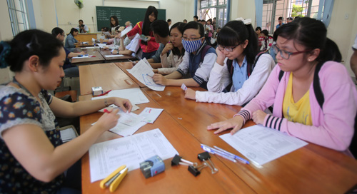 Đông thí sinh nộp hồ sơ xét tuyển tại Trường ĐH Sài Gòn 