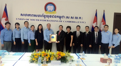 Đoàn đại biểu cấp cao Hội LHTN VN thăm Campuchia