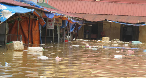 Nước lũ dâng ngập chợ ở thành phố Lạng Sơn