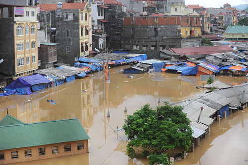 Nước lũ dâng ngập chợ ở thành phố Lạng Sơn