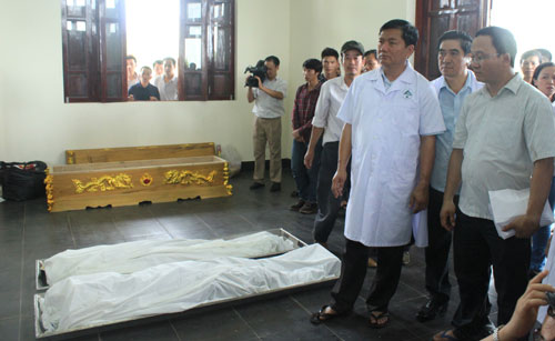 Vụ xe khách rơi xuống vực ở Lào Cai: Nghẹn ngào tìm người thân trong nhà xác