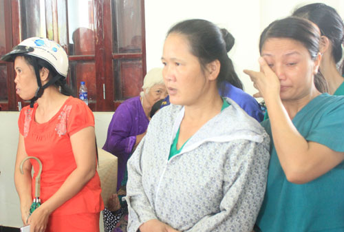 Vụ xe khách rơi xuống vực ở Lào Cai: Nghẹn ngào tìm người thân trong nhà xác