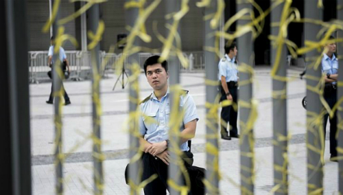 Người biểu tình mang theo ruy-băng vàng thắt trước trụ sở chính quyền Hồng Kông - Ảnh: Reuters