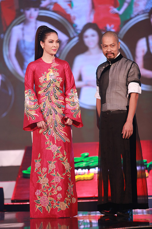 Nhà thiết kế Đức Hùng và người đẹp Thủy Hương cùng xuất hiện trên sân khấu