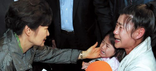 Tổng thống Hàn Quốc Park Geun-hye (trái) thăm hỏi bé Kwon Ji-yeon - Ảnh: Korea Herald
