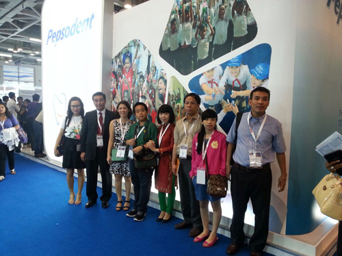 Sau buổi Hội nghị, mọi người trong đoàn Unilever Việt Nam đi tham quan những sản phẩm công nghệ mới nhất về nha khoa