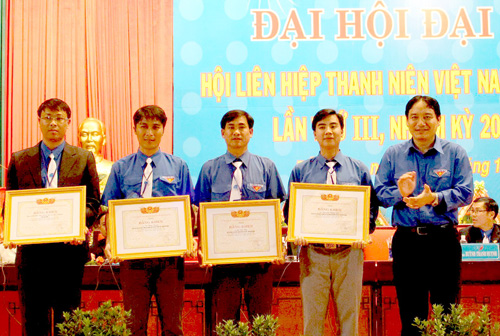 Anh Nguyễn Đắc Vinh tặng bằng khen của T.Ư Hội cho các tập thể, cá nhân đạt thành tích xuất sắc trong công tác Hội ở Đắk Nông