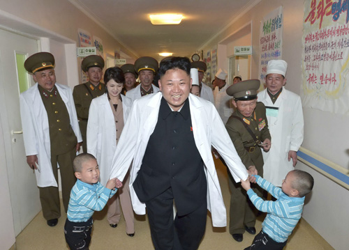 Ông Kim Jong-un vui đùa cùng trẻ em tại một bệnh viện ở Bình Nhưỡng  - Ảnh: Reuters 