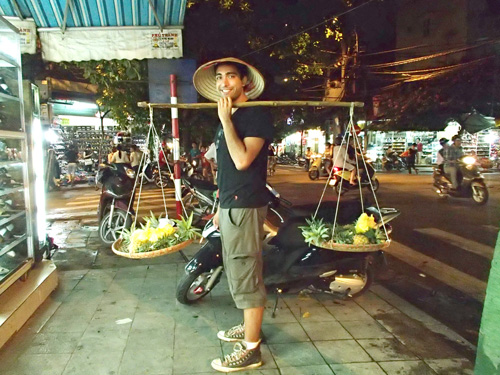 Pablo Rojas tại Hà Nội, thích thú với đôi quang gánh của người bán hàng rong - Ảnh: Nhân vật cung cấp