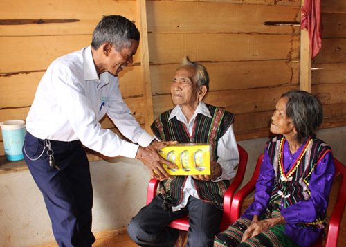 Hội Người cao tuổi địa phương tặng quà cho vợ chồng cụ Y’N Dông - Ảnh: Hồ Mai