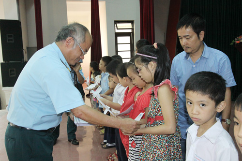 Đại tá Nguyễn Đức Thanh, Chủ nhiệm chính trị Sư đoàn không quân 372 trao học bổng cho con em cán bộ chiến sĩ sư đoàn - Ảnh: Nguyễn Tú