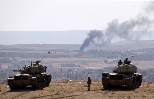 Xe tăng Thổ Nhĩ Kỳ áp sát biên giới, phía xa là khói bốc lên từ thị trấn Kobani bên phía Syria