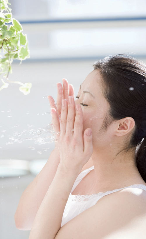 Rửa mặt quá nhiều có thể gây kích ứng da