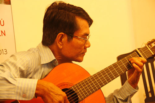 Danh cầm Trần Văn Phú biểu diễn guitar tại buổi ra mắt Gác Trịnh ở đường Nguyễn Trường Tộ, TP.Huế ngày 1.4.2013 - Ảnh: Đình Toàn