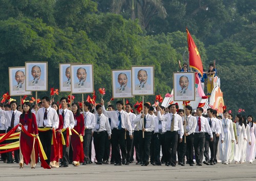 Đoàn đại biểu của tuổi trẻ cả nước trong một sự kiện trên Quảng trường Ba Đình 4, Các chiến sĩ Bộ tư lệnh bảo vệ Lăng Bác canh giấc ngủ cho Hồ Chủ tịch