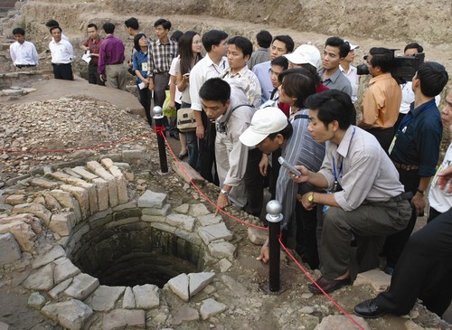 Một giếng nước thời Lý – Trần (thế kỷ 13-14) phát lộ dưới lòng đất Ba Đình trong cuộc khai quật cuối năm 2003