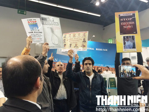 Biểu tình tại hội chợ sách Frankfurt 2014 1