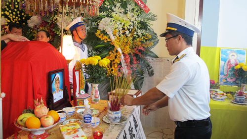 Đồng đội thắp hương tưởng nhớ Đại úy QNCN Dương Văn Bắc tại buổi lễ