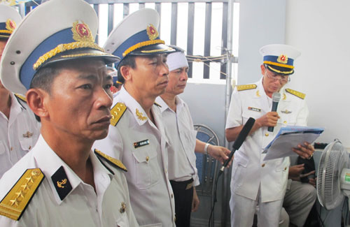 Đại diện Trung đoàn 251, Lữ đoàn 171, BTL Vùng 2 Hải quân nghẹn lời khi đọc lời điếu bày tỏ niềm tiếc thương đối với đồng chí Dương Văn Bắc