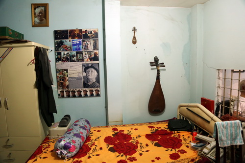 Chiếc giường nơi nhạc sĩ nghỉ ngơi. Căn phòng đã được dọn dẹp lại gọn gàng hơn lúc trước để tiện cho người đến thăm