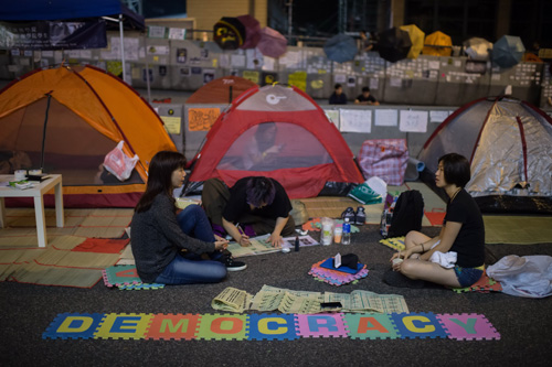 Người biểu tình dựng lều ở khu trung tâm Hồng Kông đêm 10.10 - Ảnh:AFP