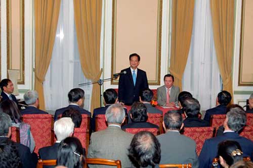 Đại diện giới chức Bỉ đón Thủ tướng Nguyễn Tấn Dũng và đoàn đại biểu cấp cao Việt Nam - Ảnh: VGP/Nhật Bắc