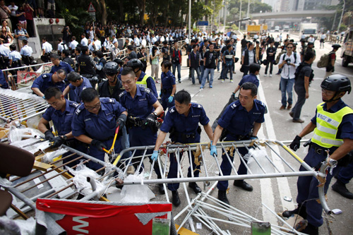 Cảnh sát Hồng Kông giật đổ các hàng rào do người biểu tình dựng nên - Ảnh: Reuters
